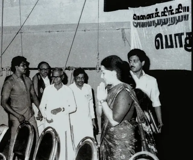 அதிமுக பிளவு - 1988 திரும்புகிறதா ?