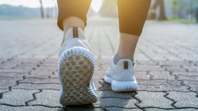 Closeesportes da sorte palpite grátisdois pés caminhando com tênis, vistos por trás