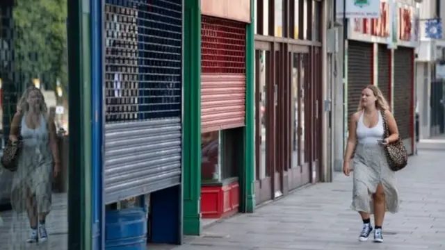 在疫情封鎖期間獲得政府補貼維持生存的一大批殭屍企業避免了倒閉，但在2020年秋季又重新在懸崖邊徘徊。