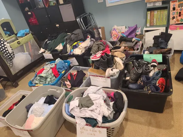 Zapatos y ropa para los migrantes