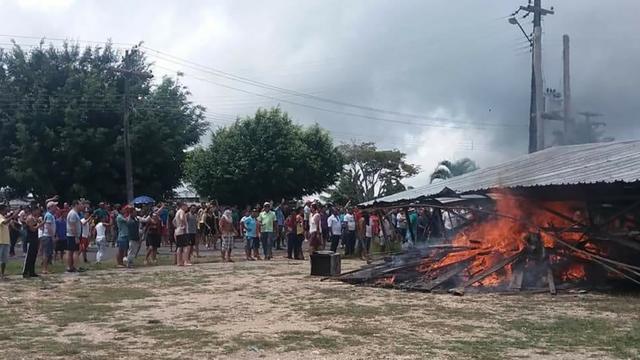 Brasileiros queimando pertences de venezuelanos