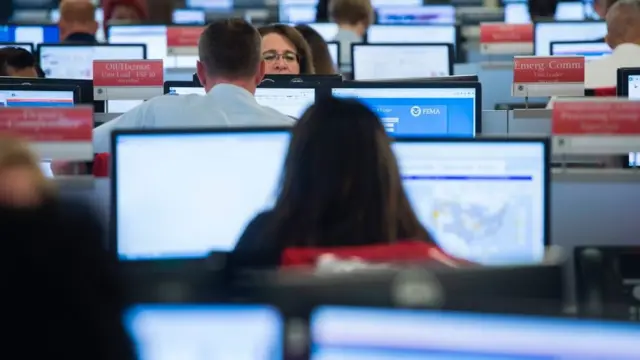 કામ કરતા કર્મચારીઓ