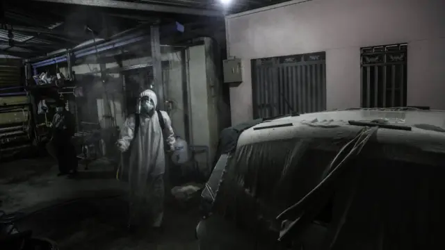 လူနာနံပါတ် ၁၆ ရဲ့ နေအိမ်ကို ပိုးသတ်ဆေးတွေဖြန်းခဲ့ကြ