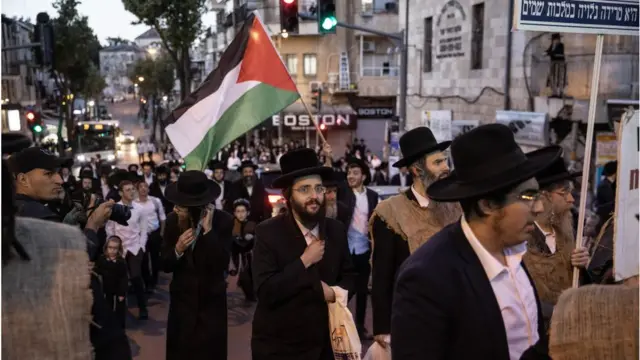 Jaredíes manifestándose con banderas palestinas.