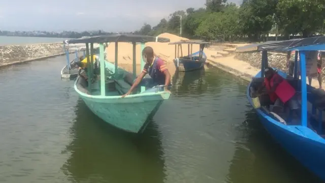 Ubuzima buragoye kuri aba bari batunzwe no gutembereza abantu mu bwato