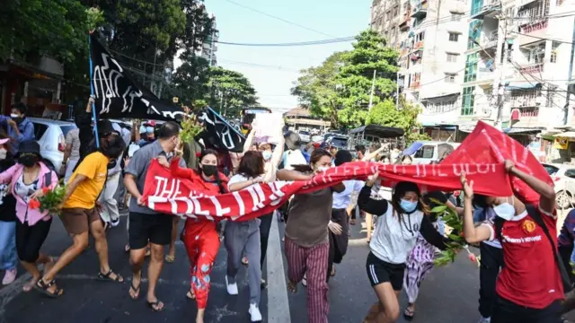 யங்கூனில் ராணுவத்துக்கு எதிராக நடந்த போராட்டம்