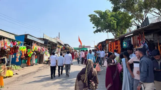 कानिफनाथ महाराजांच्या दर्शनासाठी लालेले भाविक.