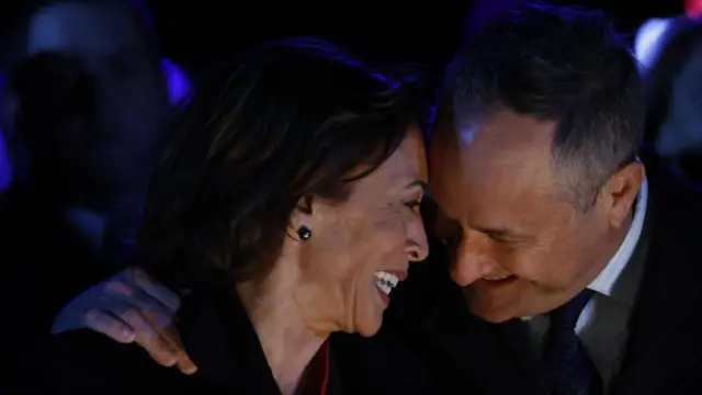 کامالا هریس به شوهرش داگ امهوف تکیه می دهد و لبخند می زند