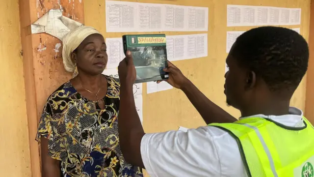 Jami'an INEC na ɗaukar hoton wata mai zaɓe