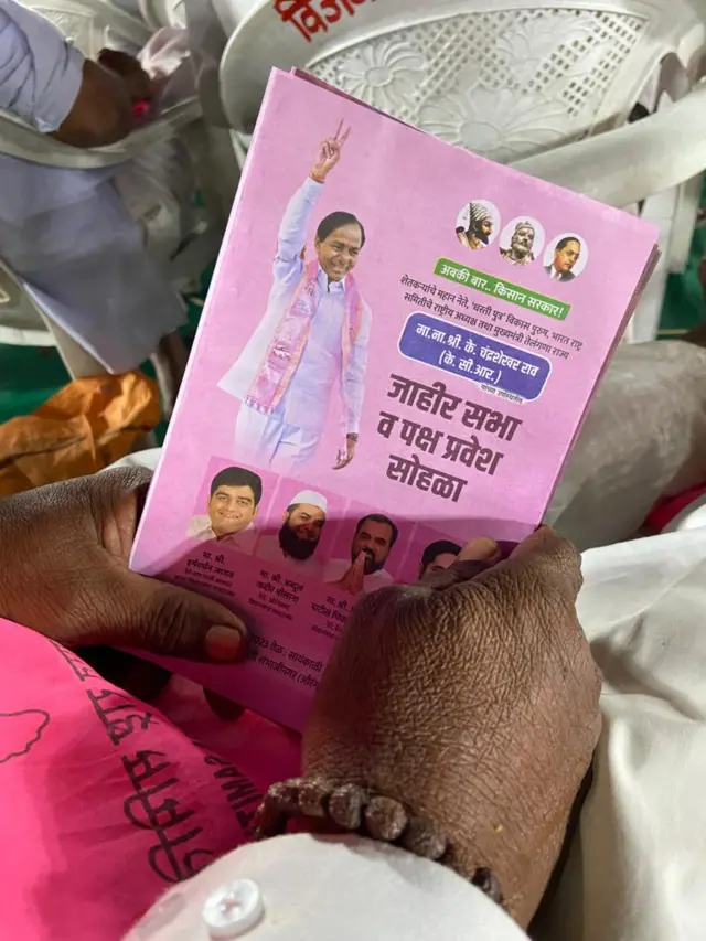 प्रल्हाद काळे यांच्या हातातील पुस्तिका