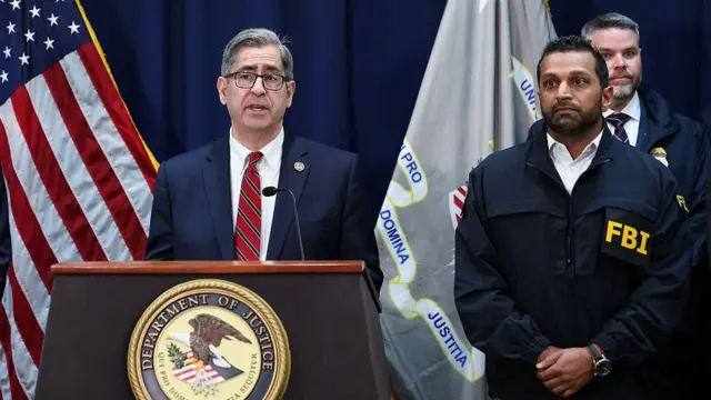 Прокурор США по Восточному округу Нью-Йорка Джозеф Ночелла (слева) выступает вместе с директором ФБР Кэшем Пателем (справа) на пресс-конференции, посвященной объявлению об арестах, связанных с незаконными ставками на спорт и играми в покер, в Нью-Йорке 23 октября 2025 года.