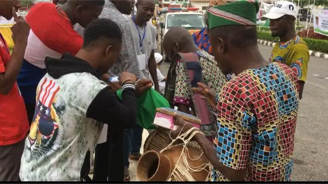 Awọn eeyan kan n jo si ilu