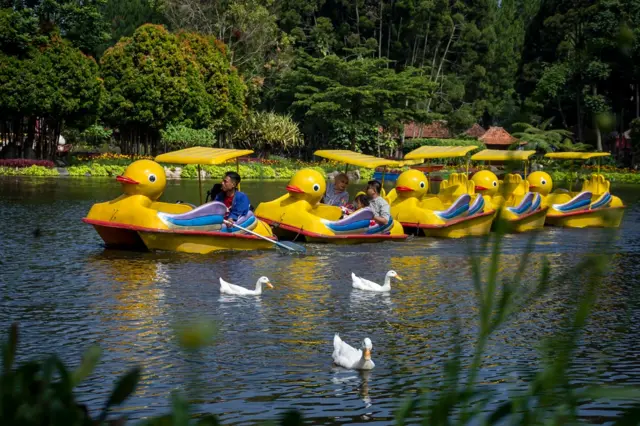 Wisatawan menaiki wahana perahu di objek wisata Floating Market Lembang, Kabupaten Bandung Barat, Jawa Barat, Jumat (15/05). Di tengah tekanan ekonomi, sejumlah kelas menengah memilih untuk memangkas anggaran hiburan.
