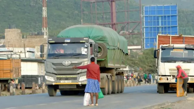 Maai Mahiu mu ntara ya Nakuru, ni umujyi muto w'ibikorwa ahanini bishingiye ku makamyo ahahagarara ari ku nzira ajya cyangwa ava ku cyambu cya Mombasa