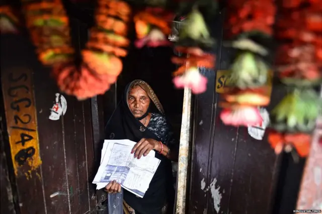 झुग्गी में रहने वाली एक महिला