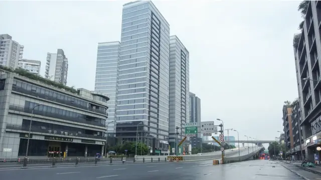Avenida vazia em meio a prédios