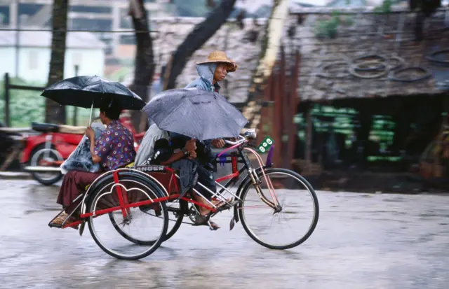 မိုးရွာသွန်းတဲ့မြင်ကွင်း