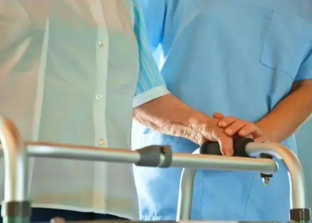 Un vieil homme en réhabilitation