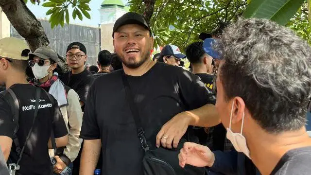 Sutradara Joko Anwar hadir dalam aksi demonstrasi di depan Gedung DPR, Kamis (22/08).