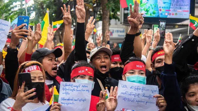 泰国曼谷缅甸侨民在缅甸大使馆外抗议军政府镇压反政府活动人士(26/7/2022)
