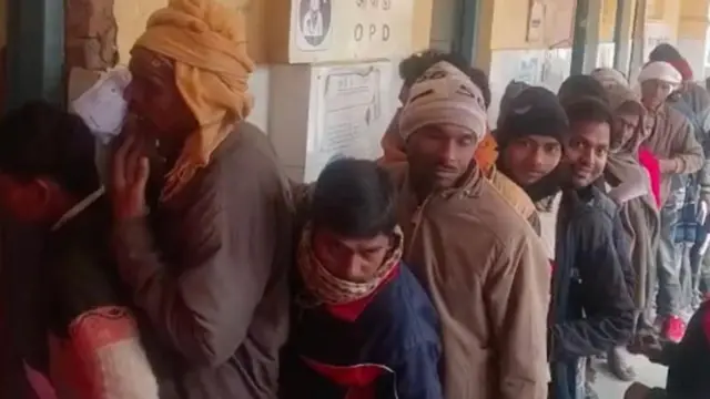  प्राथमिक आरोग्य केंद्राबाहेरील लोक