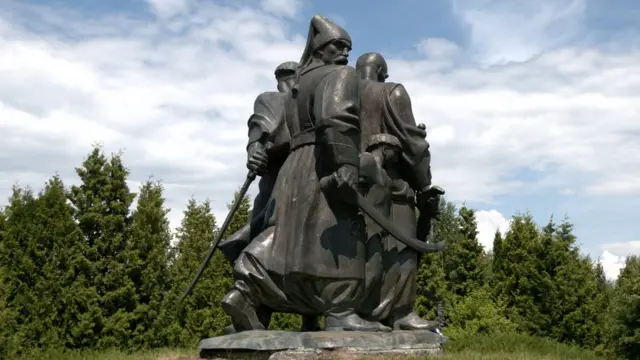 9. Бронзова скульптура героям Берестечка. Автор монументу Анатолій Кущ