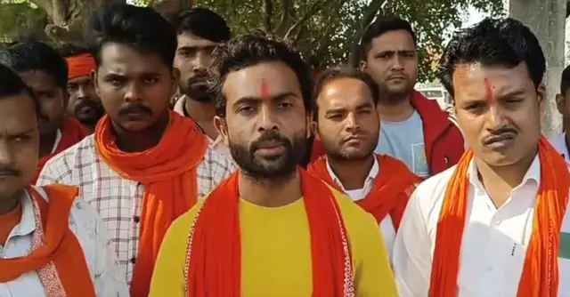 मंदिर में सपा विधायक के प्रवेश को लेकर आपत्ति की. 