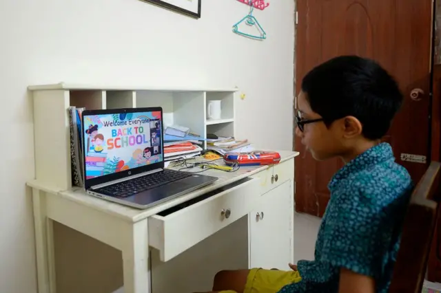 বাংলাদেশে করোনার সময় স্কুল গুলোতে অনলাইনে ক্লাস চালু হয়েছিল
