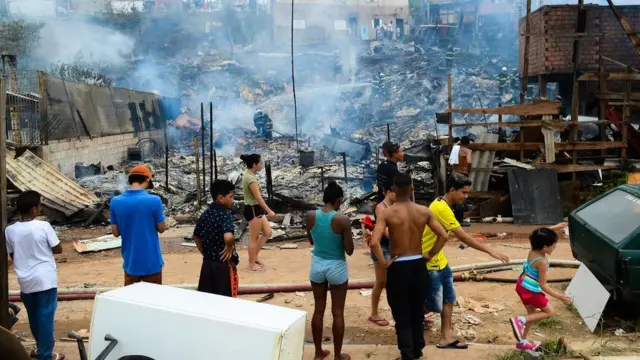 Moradores observam incêndiosimulator pokerfavela (Paraisópolis, 2017)