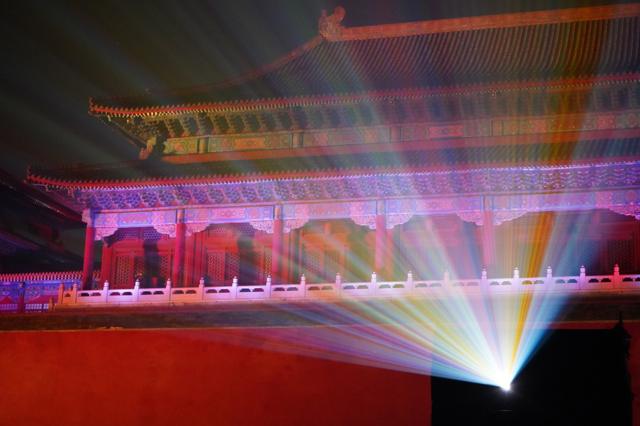 大部分网友对活动表示欢迎，但也有批评人士认为灯光会破坏故宫的古色古香。