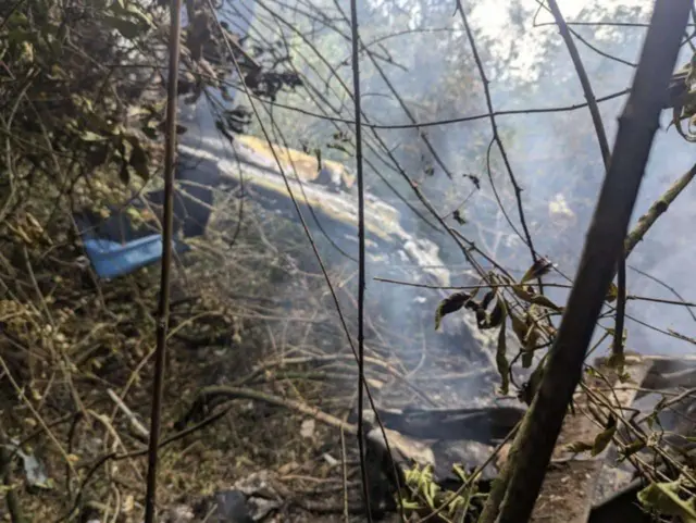 नुवाकोटको सूर्यचौर जङ्गलमा दुर्घटनाग्रस्त हेलिकप्टरको भग्नावशेष