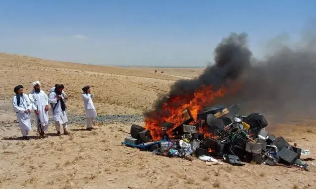 ماموران اداره «امر به معروف و نهی از منکر» طالبان آلات موسیقی را به آتش میشکند