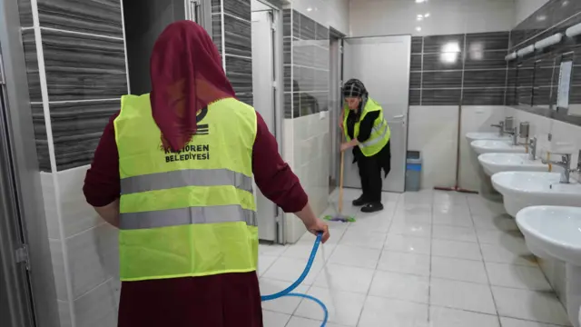 Okulda temizlik yapan işçiler