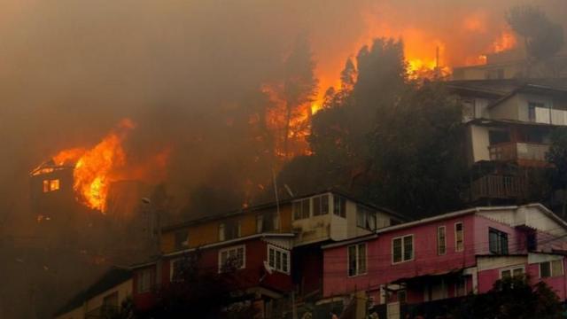 Casas en Valparaíso, construidas con madera, consumidas por las llamas.