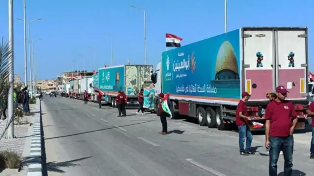 రఫా క్రాసింగ్ వద్ద లారీలు 