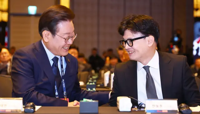 이재명 더불어민주당 대표(왼쪽)와 한동훈 국민의힘 대표가 2024년 10월 23일 오전 서울 종로구 포시즌스 호텔에서 열린 중앙포럼에서 대화를 나누고 있다