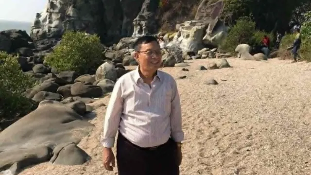 AA ရဲချုပ် ဦးအောင်သာဝင်းဆိုသူ မျက်မှန်တပ်၊ ရှပ်အင်္ကျီဝတ်၊ ဘောင်းဘီ အနက် ဝတ်ထားတဲ့ အသက် ၆၀ ဝန်းကျင် အမျိုးသားတစ်ဦး ကင်မရာ အဝေးကို ကြည့်ပြီး ပြုံးနေတာတွေ့ရ။ အနောက်မှာ ကျောက်တုံး ကျောက်ဆောင် အဆင့်ဆင့်နဲ့ သဲဖြူဖြူတွေကို မြင်တွေ့ရ  