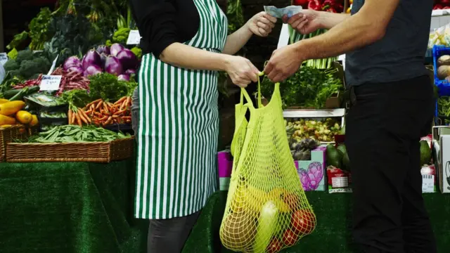 Pago en efectivo en mercado