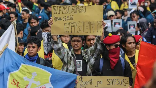 Seorang mahasiswa membentangkan poster saat seruan aksi Semarang Menggugat di Jalan Pahlawan, Semarang, Jawa Tengah, Selasa (18/2/2025). Aksi unjuk rasa yang diikuti ribuan mahasiswa se-Kota Semarang tersebut menolak konsesi tambang bagi perguruan tinggi, menolak bentuk militerisasi dalam ranah sipil serta lebih perhatian pada sektor anggaran pendidikan dan kesehatan.