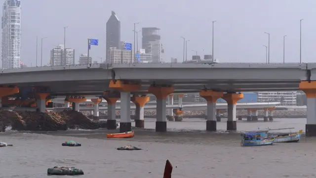 मुंबईत नव्यानं बांधण्यत आलेला कोस्टल रोड.