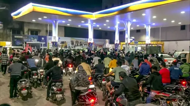 पेट्रोल पंपावरील गर्दी