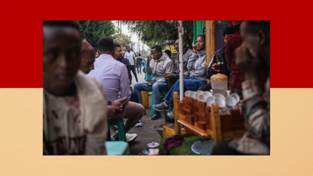 አዲስ አበባ ውስጥ መንገድ ቁጭ ብለው ዳር ቡና የሚጠጡ ሰዎች