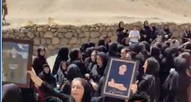 مراسم خاکسپاری سروش کرمی در روستای لنجاب