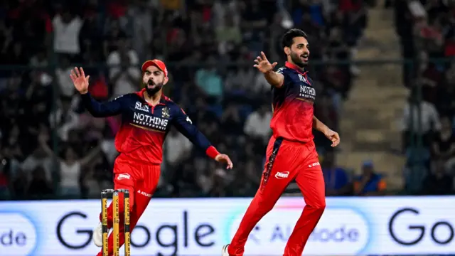 'டெஸ்ட் மேட்ச் போன்ற பௌலிங்' - டி20 ஆட்டத்தை 4 ஓவர்களிலேயே ஆர்சிபி முடித்தது எப்படி?