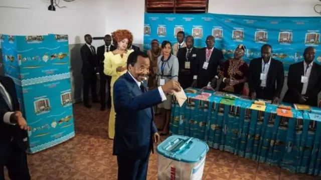 Paul Biya akipiga kura