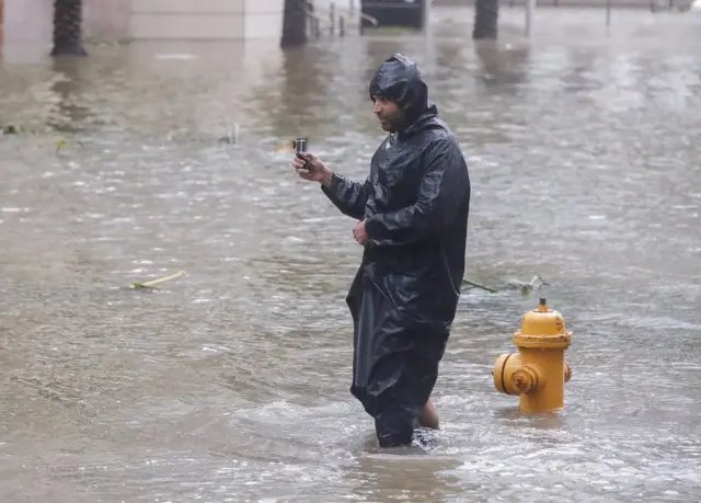 Las calles de Miami cercanas al mar se convirtieron en auténticos “ríos” de agua salada.