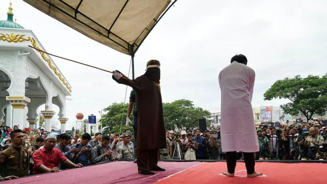 Warga Banda Aceh dihukum cambuk karena melakukan seks sejenis pada 23 Mei 2017