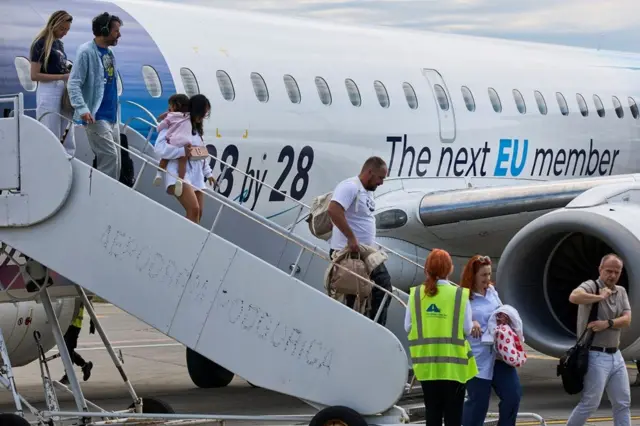 aerodrom u podgorici, avion montenegro erlajnza