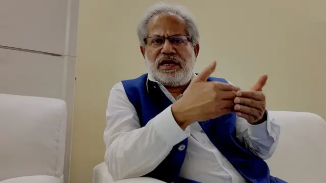 বিবিসির সঙ্গে কথা বলছেন কবি সুবোধ সরকার