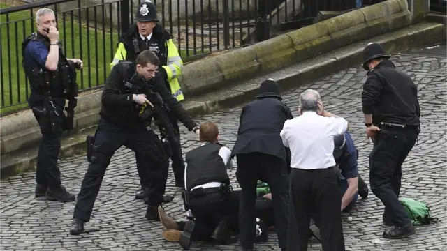 Напавший на полицейского был смертельно ранен сотрудниками службы безопасности